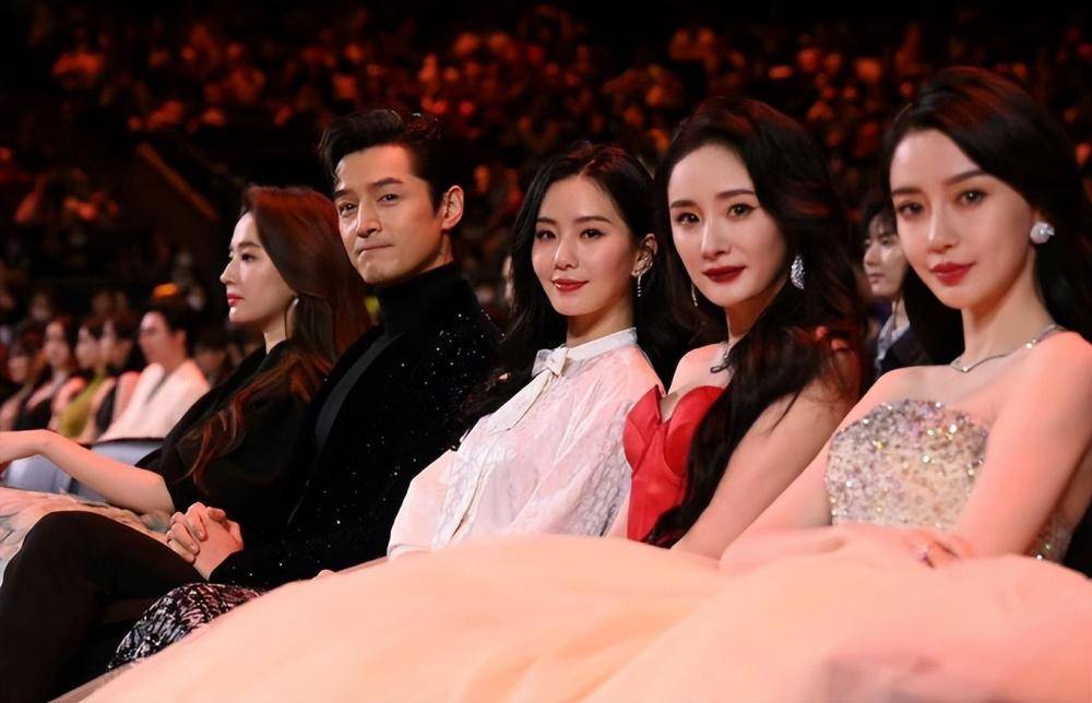 35岁刘亦菲和36岁杨幂同台,惊人对比,美人在骨不在皮!_关系_情谊_姐妹