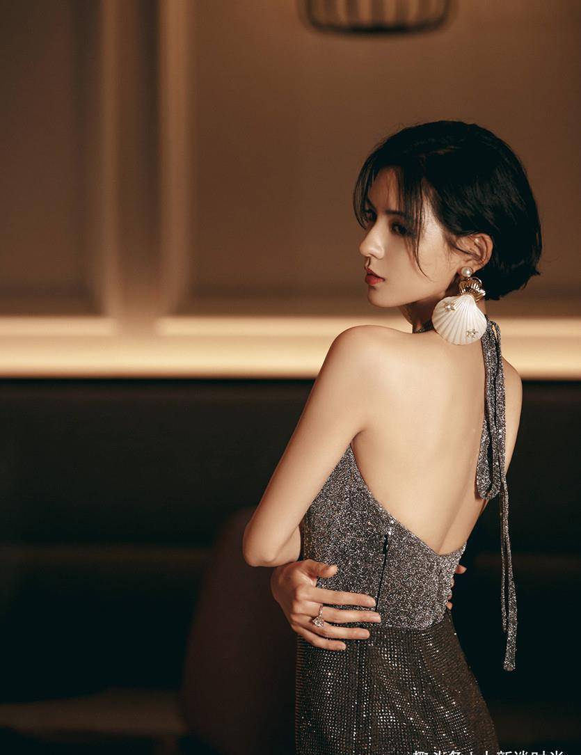 张予曦真是冷艳又迷人,穿香槟吊带配短裙,气质真够绝_服装_造型_效果
