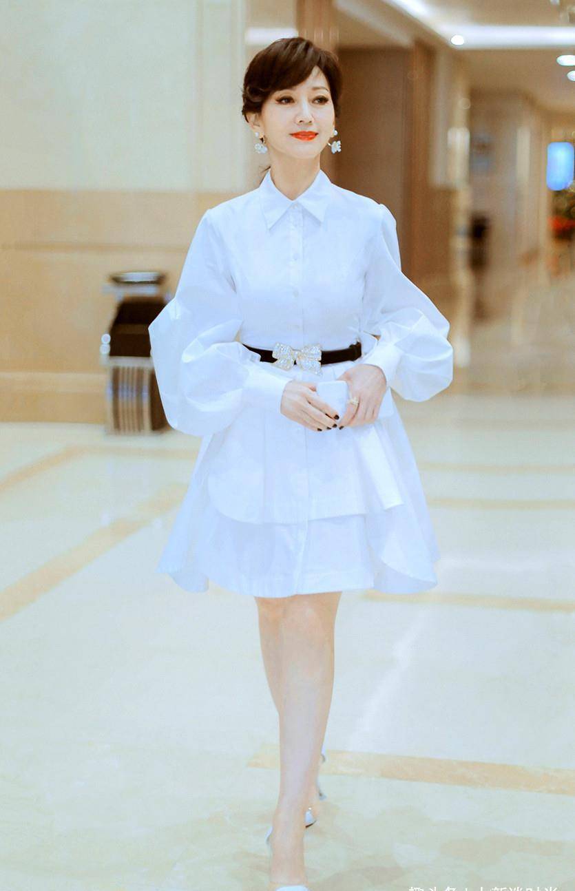 赵雅芝夏季造型够时髦!