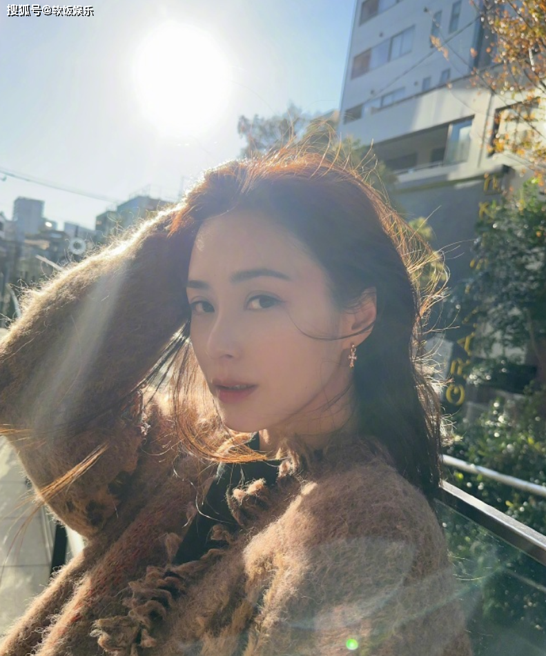 43岁钟欣潼晒性感自拍照!