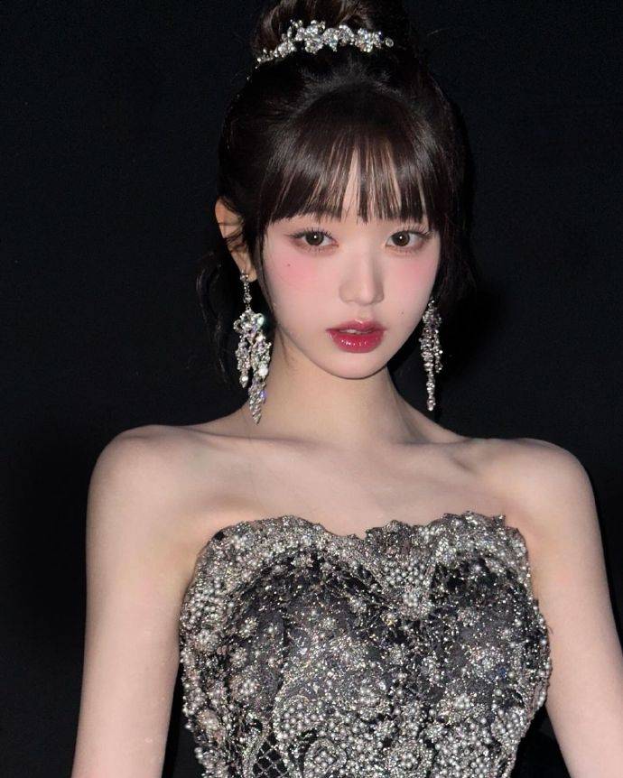 张元英和允儿的互动成韩网热门话题,她的腿太细引发网友关注