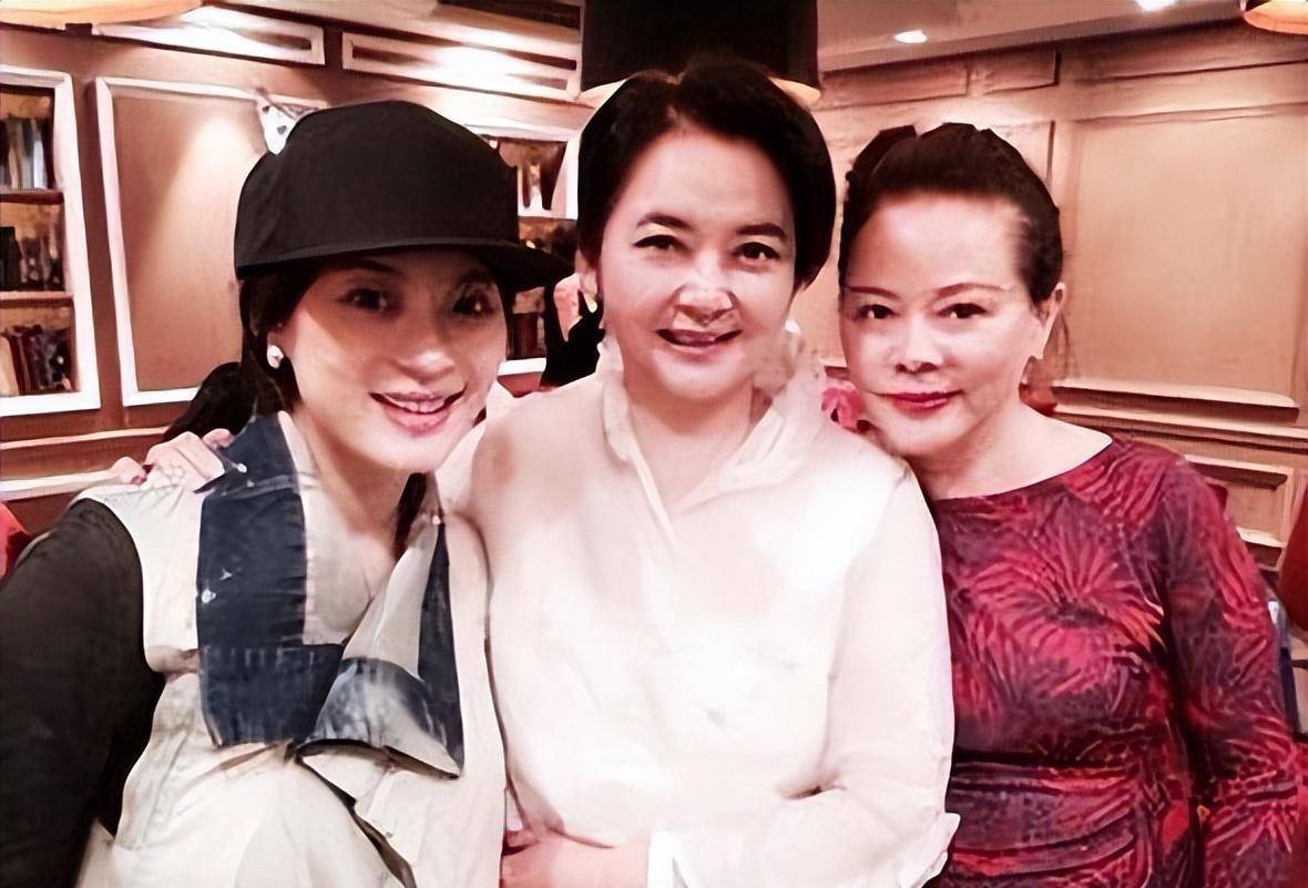 孙俪60岁的母亲穿着碎花裙子走向机场,她胸口挖洞跟风,被粉丝围着拍照