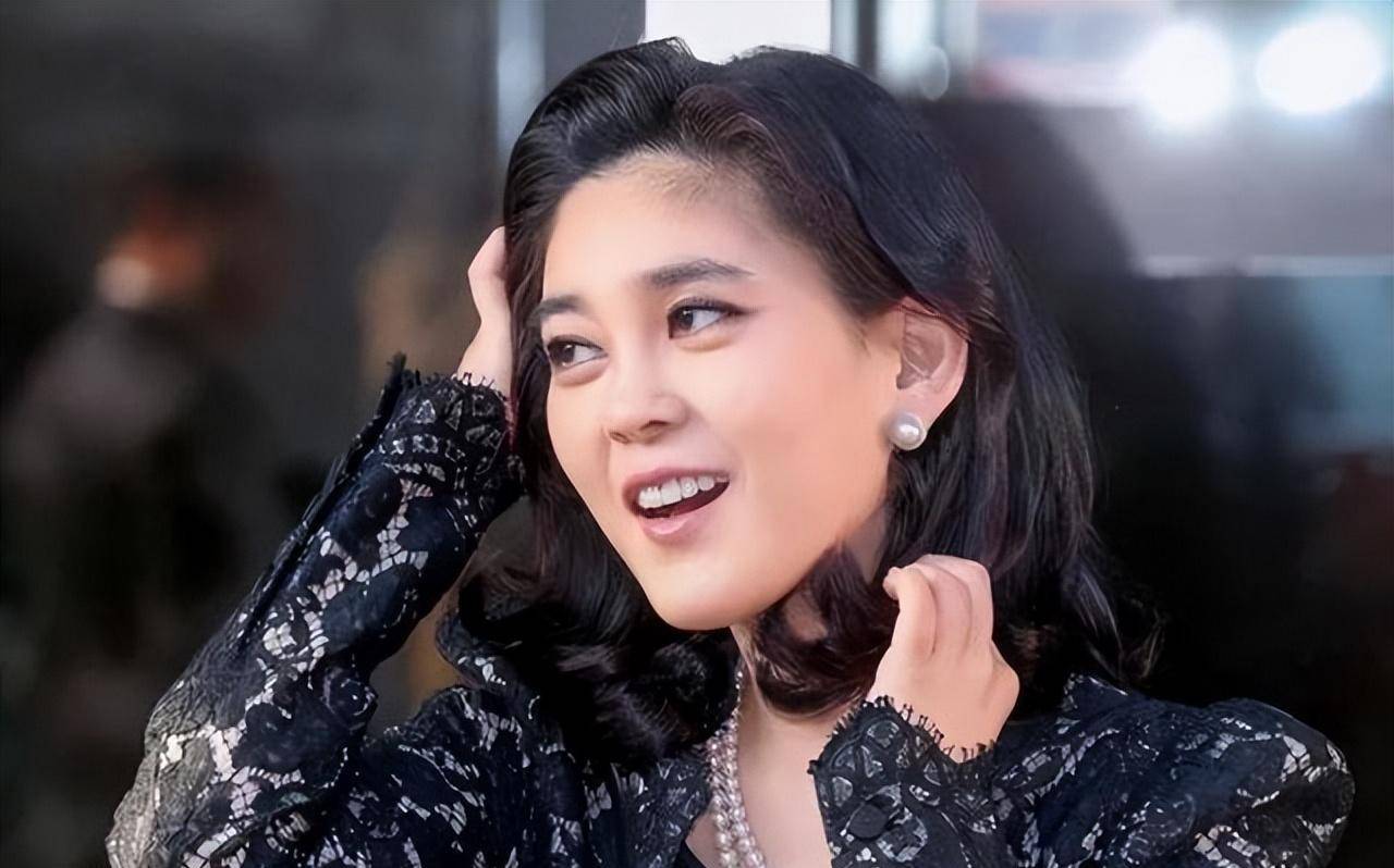 52岁的李富真端庄优雅,瘦成纸片美人,曾经为爱下嫁保镖却被辜负