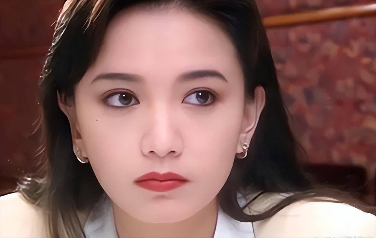 她是香港古装第一女子,和梁朝伟是同一培训班学员,如今57岁了_曾华倩