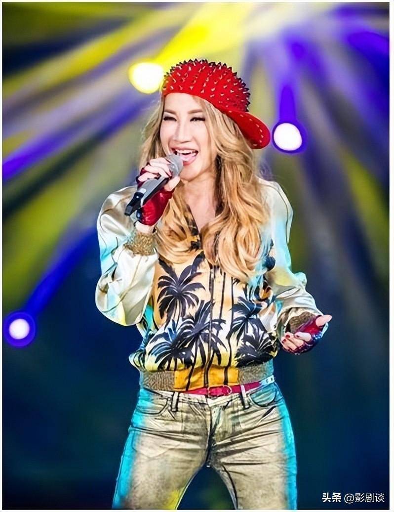 萧亚轩说,我们损失了一位唱跳天后,而我想补充,李玟的苦也带给我们对