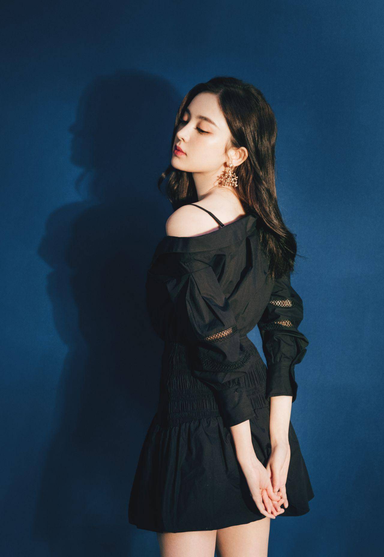 初夏未到,穿搭先来,古力娜扎一身黑色连衣裙,凹出高级感!