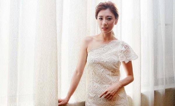 贾静雯《心路》劈柴,挂福灯,写字网友:这才是女神该有的气质_朱丹