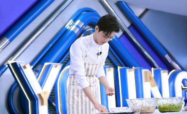 肖战再唱恼人的秋风,扭腰小表情超惊艳,同样的歌曲不一样的炫酷_战战