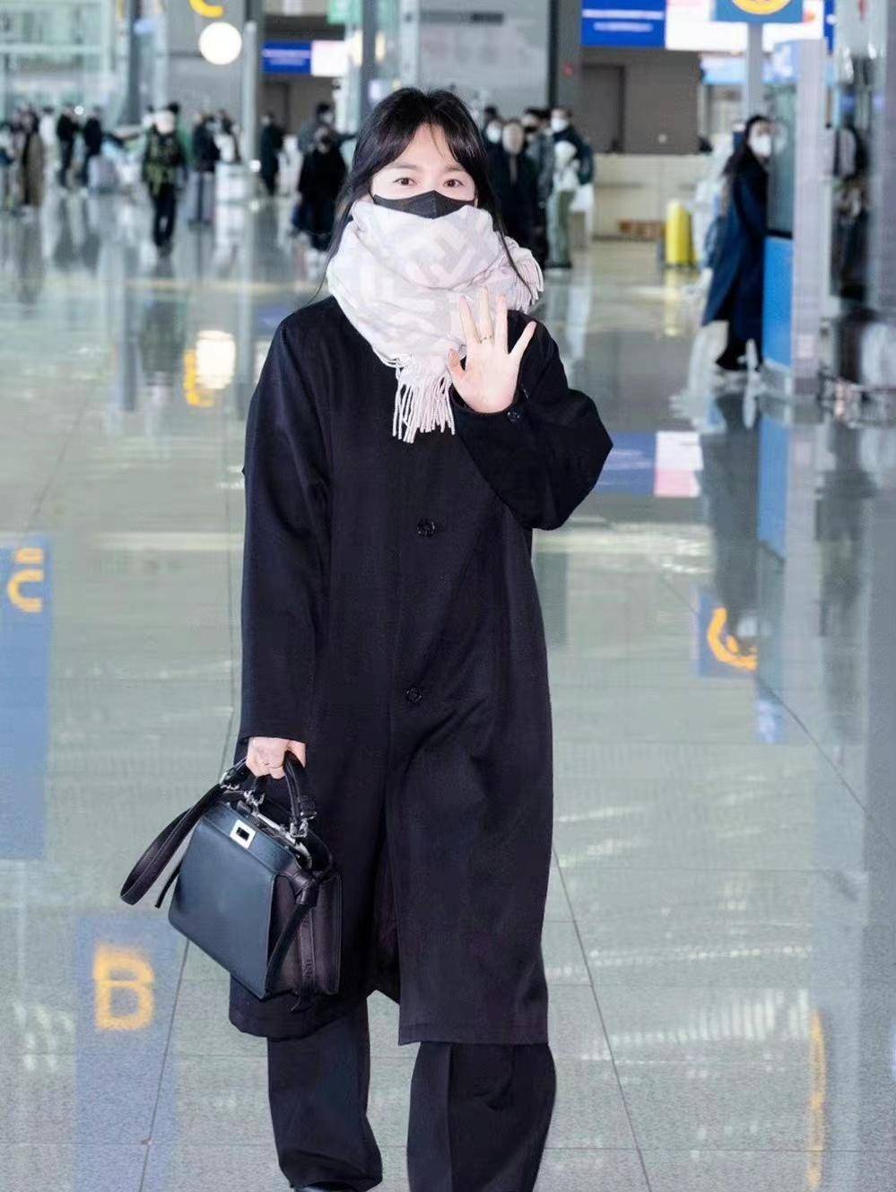 宋慧乔启程米兰时装周,黑色大衣搭围巾,低调保暖很显气质!