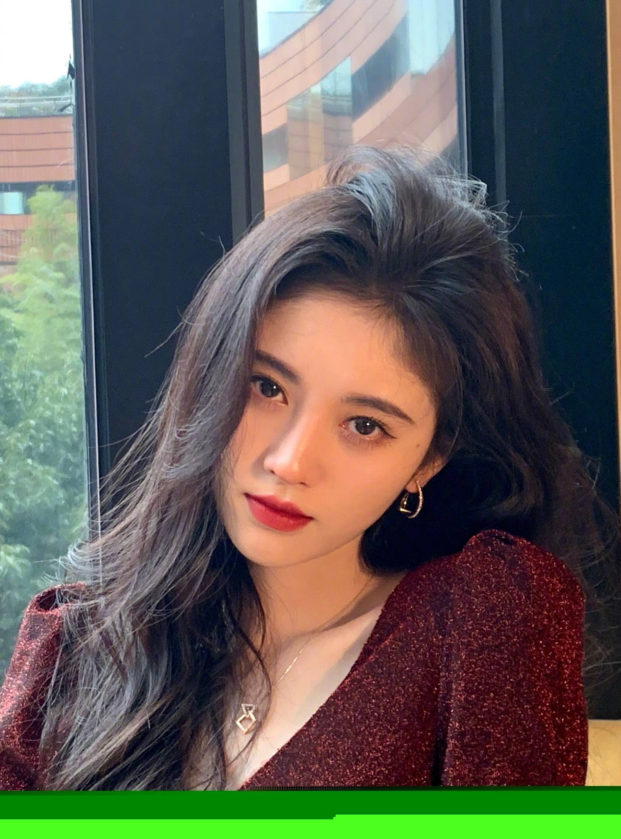 港风鞠婧祎上线,穿丝绒裙上演眼神杀,"四千年美女"实至名归!