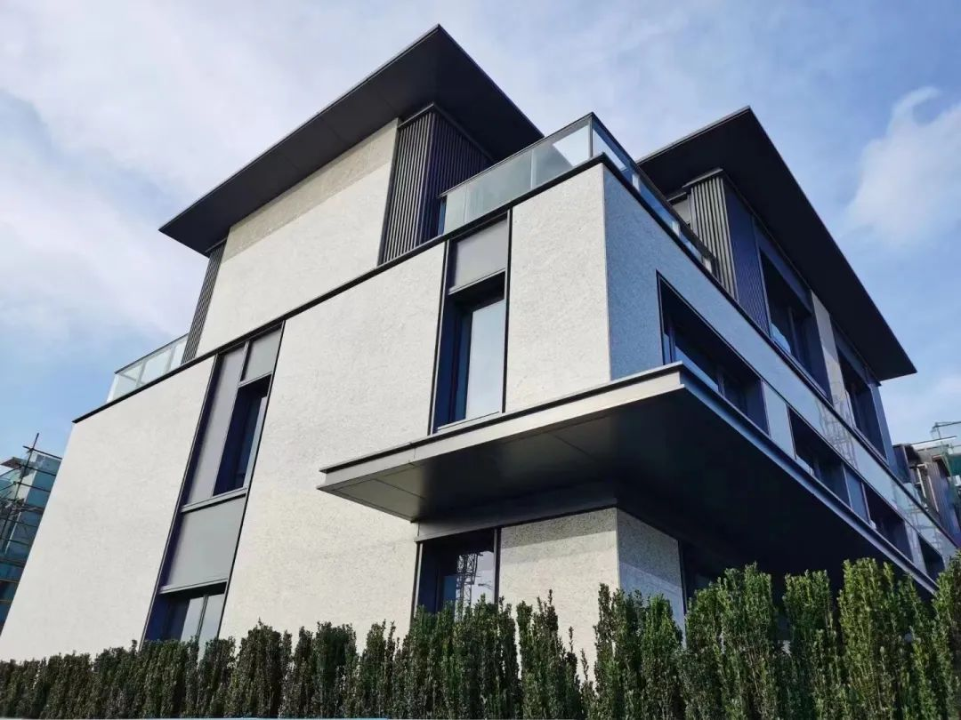 联排别墅为新亚洲风格,外立面结合了石材,铝板和玻璃幕墙,简约大气
