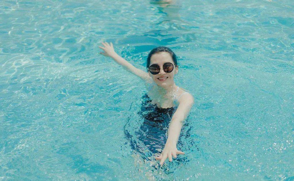 要练出前凸后翘的身材,就得像许晴一样在健身房挥汗如雨,每天进行跑步