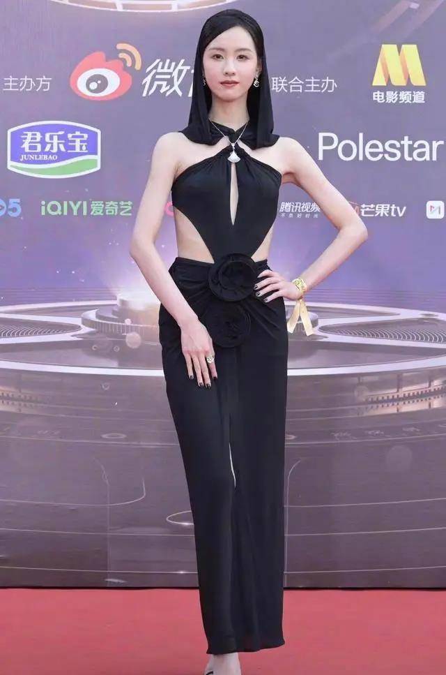 2023年那些女神翻车的夜:高叶透视装,迪丽热巴被嘲,董洁真敢穿_造型