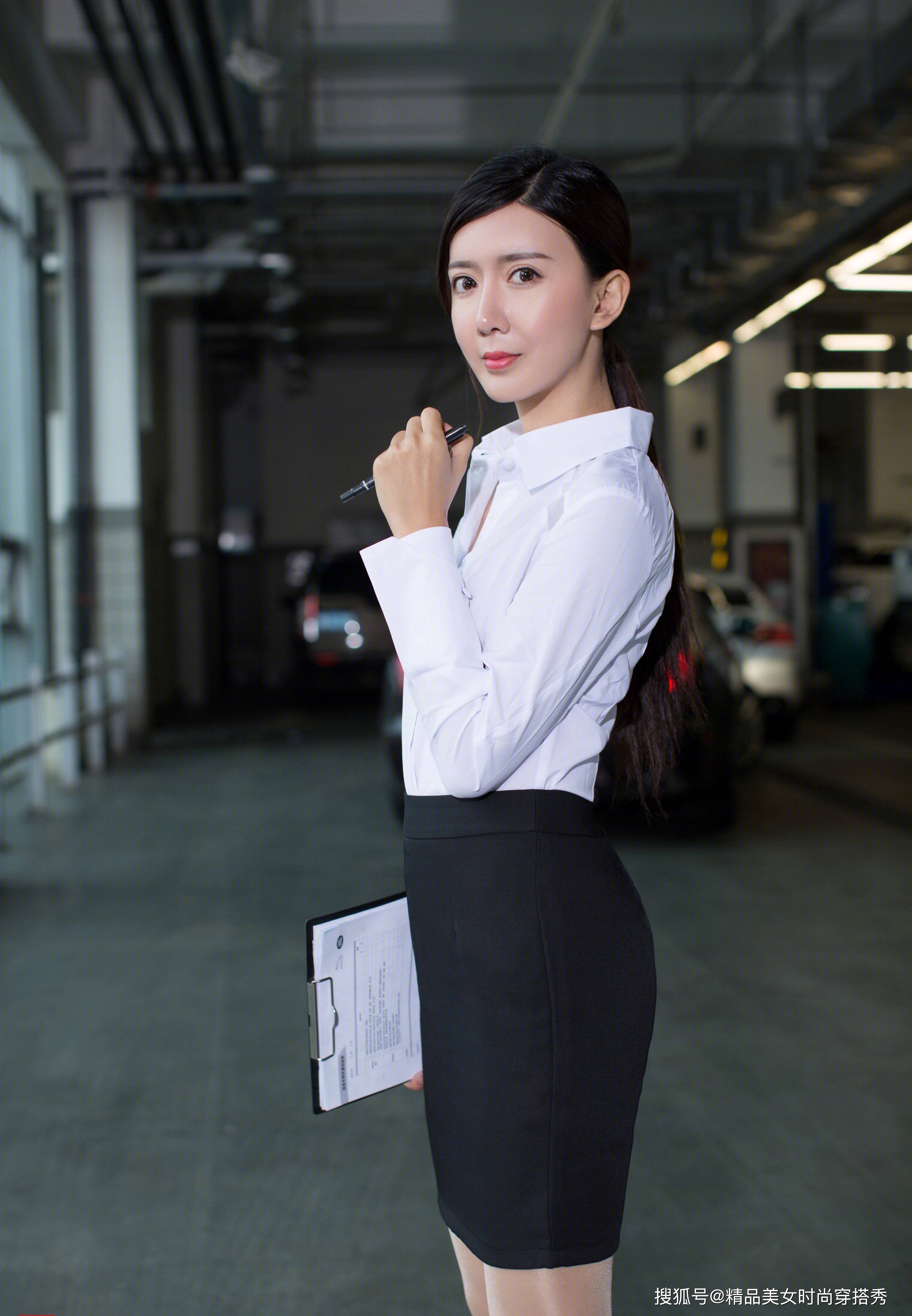 白衬衫黑短裙 肉色丝袜 高跟鞋 职场明星装备大揭秘_黑色_工作_裙子