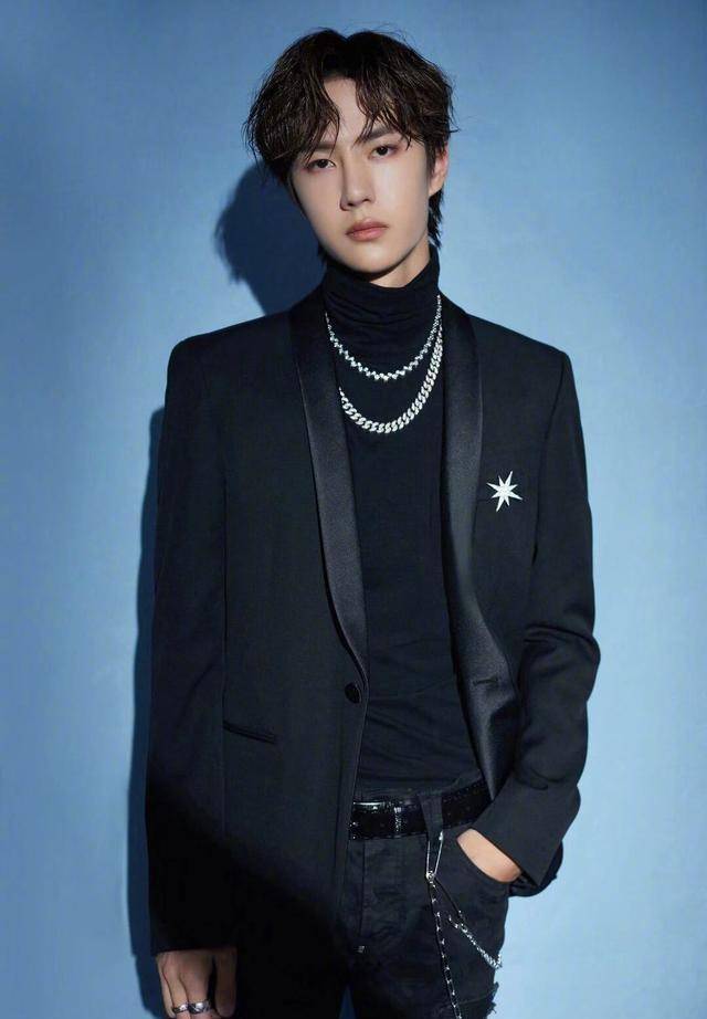 王一博直男朋友圈,绿洲变闲鱼卖家,鞋子滑板头盔啥都有_摩托_时候