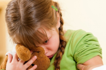 其实婴儿时期宝宝这个时候阅历有限,所以他们的恐惧都是来自于本能的