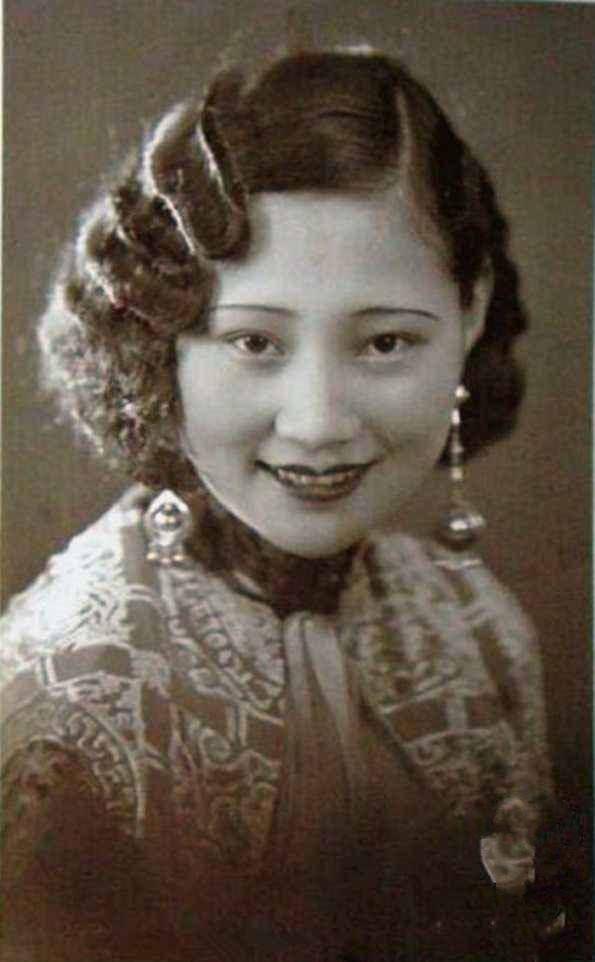 她标致婀娜擅长交际,被誉标准美人,是《麻雀》女主