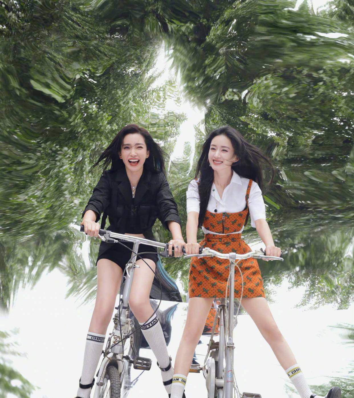 赵丽颖李冰冰手牵手拍摄封面,颖宝输了腿长胜在肤色,身材太过少女感