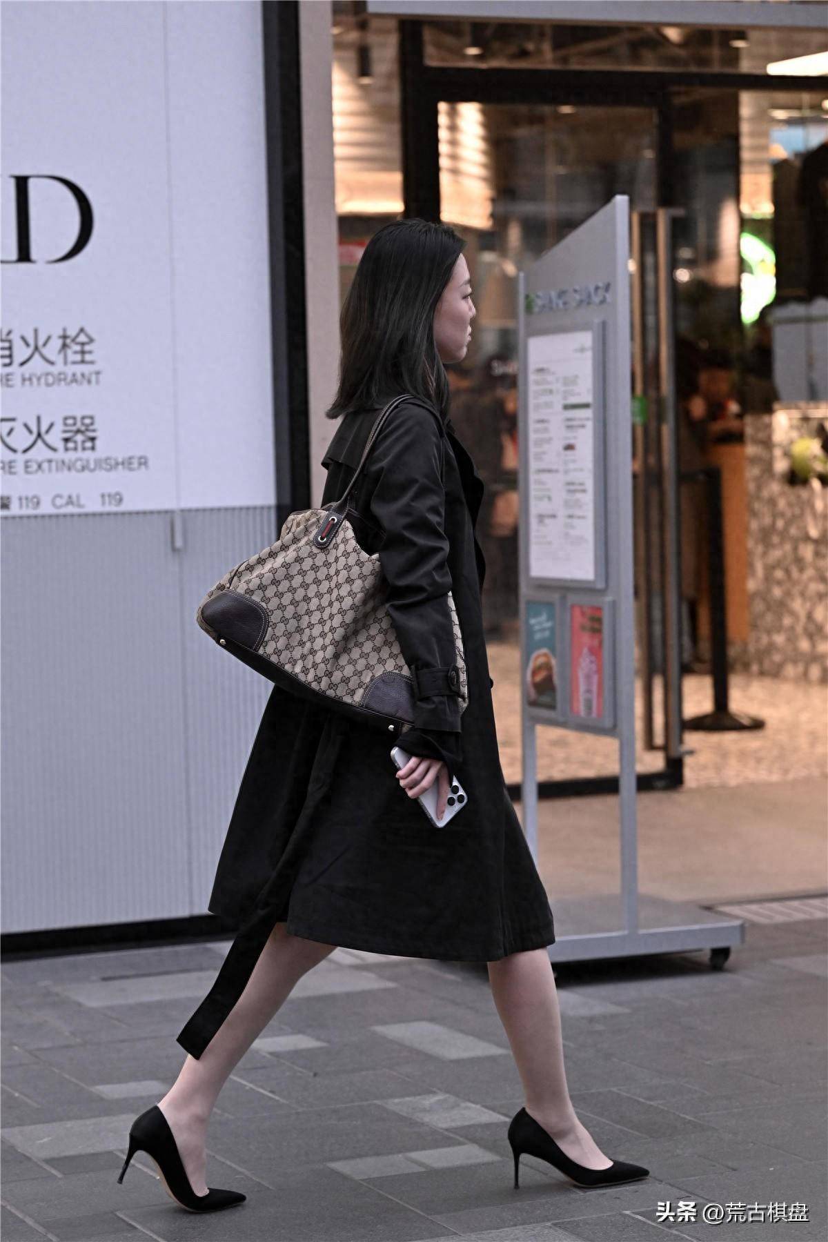 冬天了,还是有很多美女穿着尖头高跟鞋,这是我最喜欢的组合