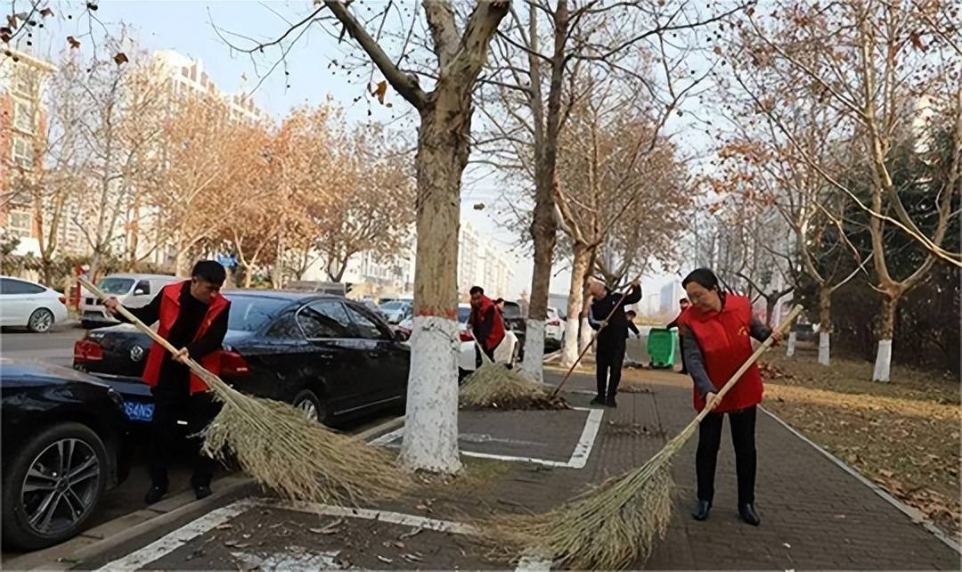 在秋水東路,王靜嫻和幹部職工手拿掃帚,鑷子等工具,仔細清掃非機動