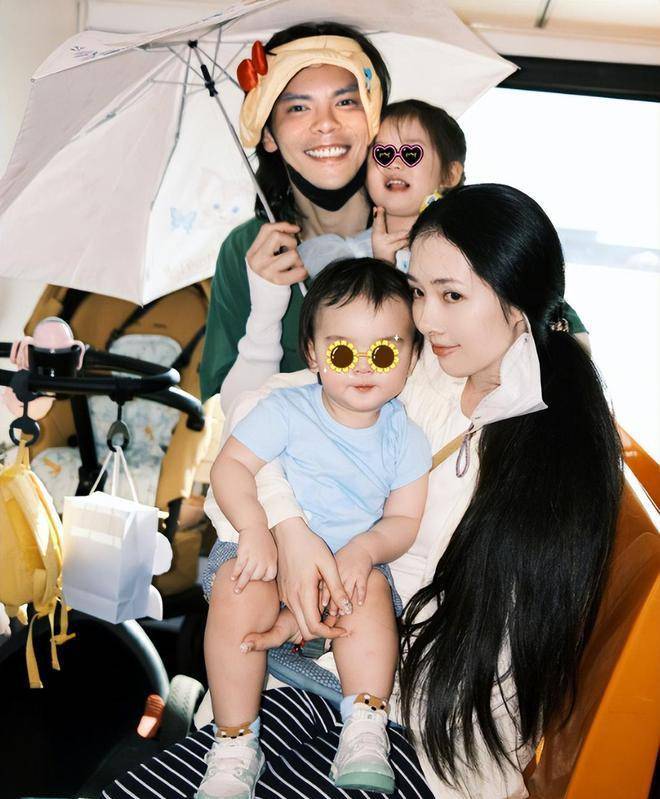 向佐用婴儿车推老婆孩子,甜喊郭碧婷大女儿,一家四口超幸福_vlog_照片