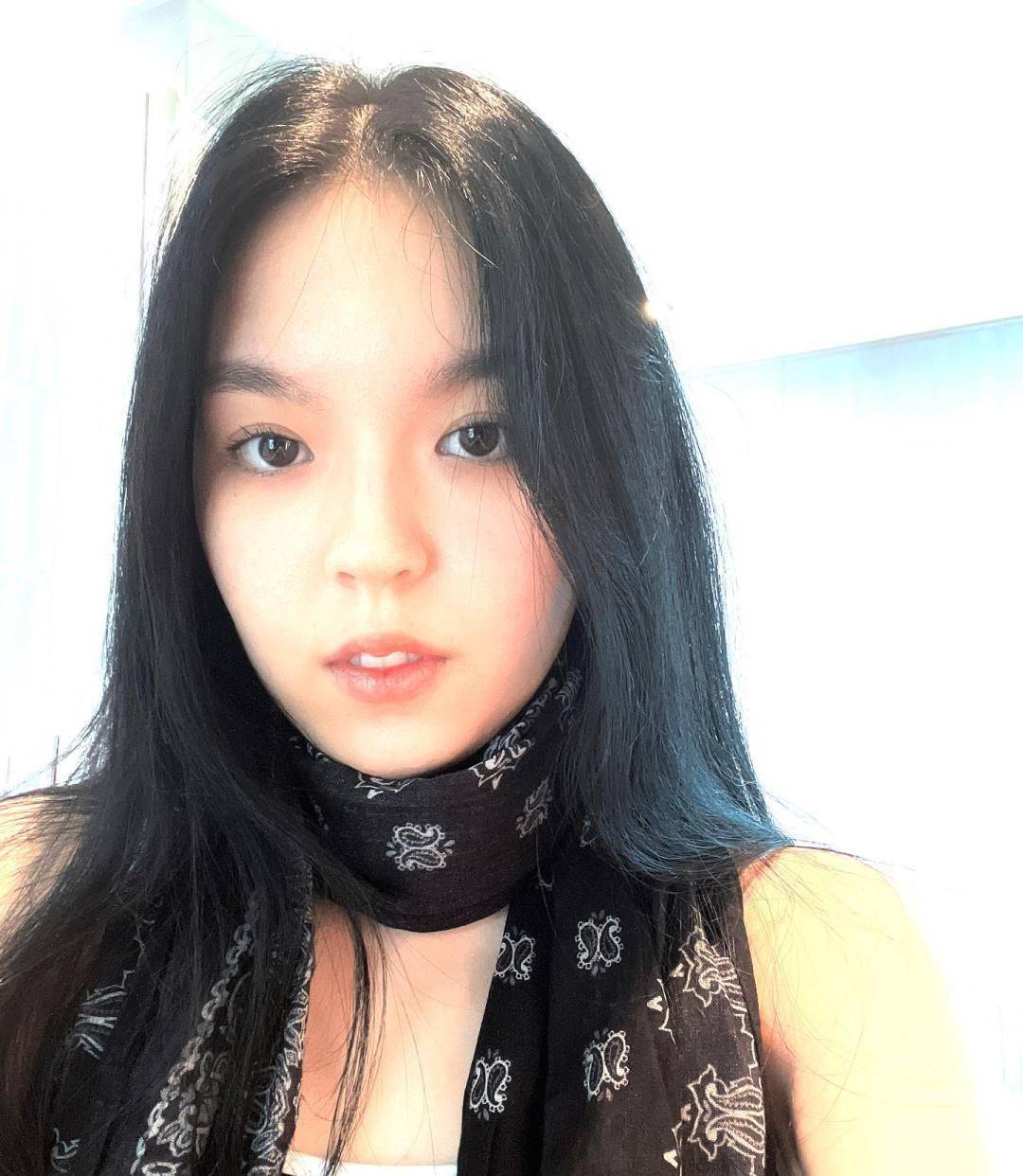 李咏女儿穿内衣自拍大秀好身材,21岁独居美国生活优渥_法图麦_网友