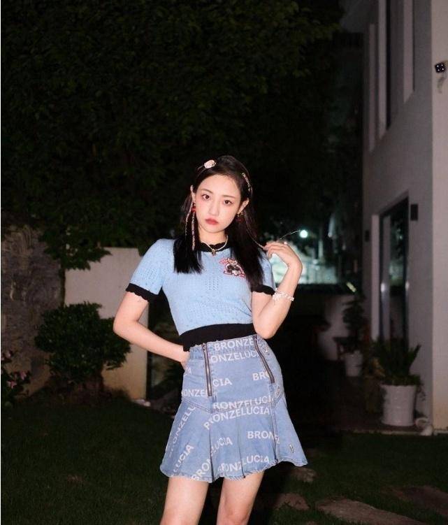 "小荷叶"牛仔短裤搭配迷你短袖,吴佳怡瞬间变身萌妹子!