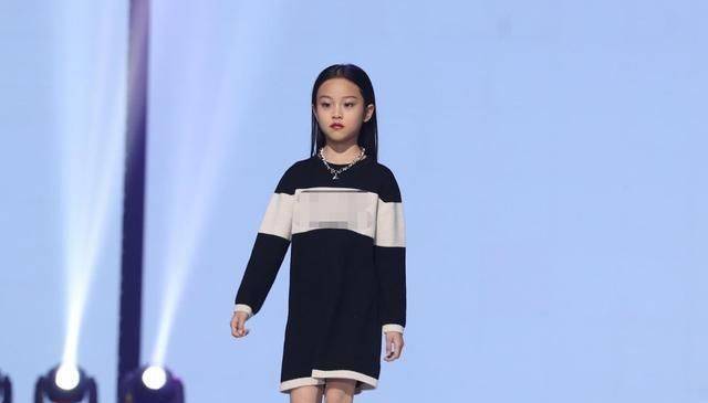 三位星二代走秀,钟丽缇次女霸气蜕变考拉害羞,甜馨首秀太紧张_女儿