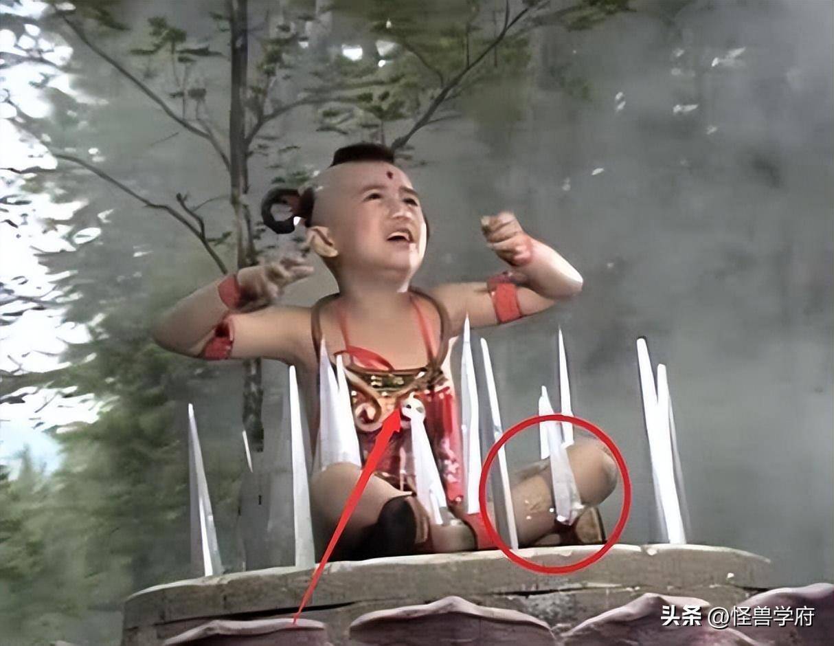 还有红孩儿质问观音菩萨是不是猴子搬来的救兵的时候,双手握着尖刺