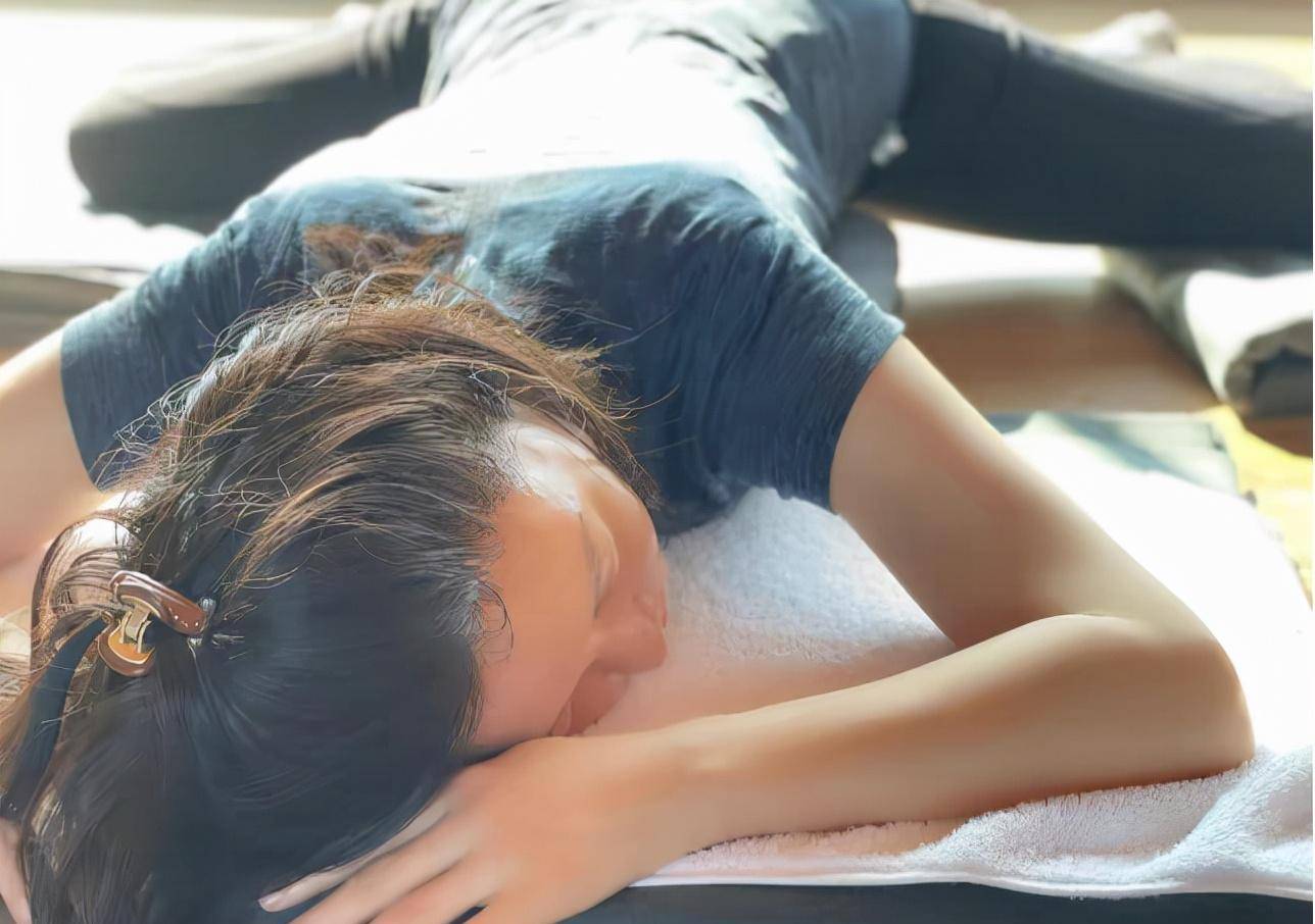 44岁女星陈数做高难度瑜伽,穿紧身衣秀苗条身材,侧颜精致似少女_动作