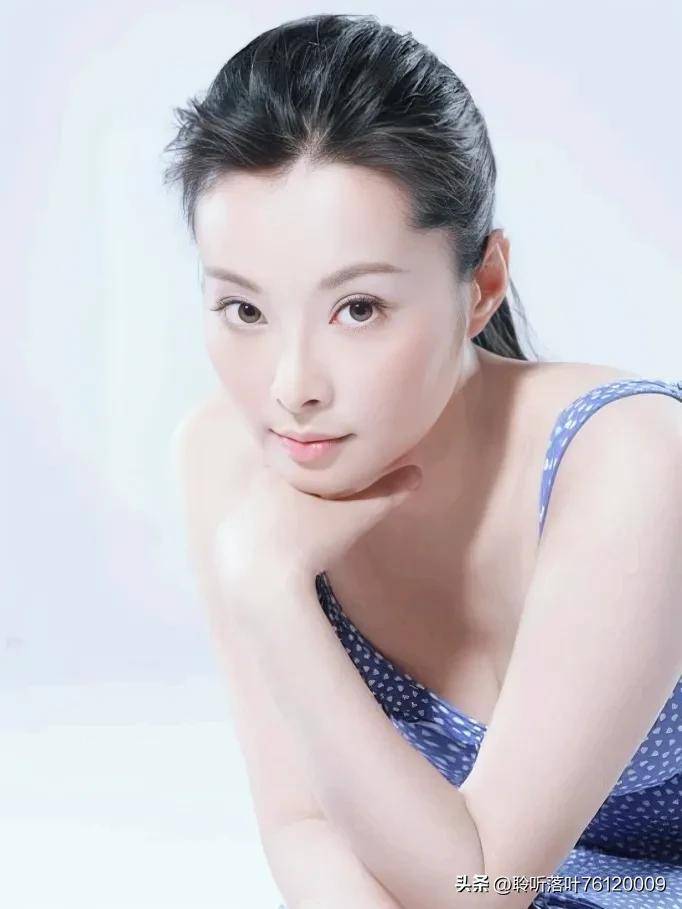 50岁袁立做慈善,艳丽的装扮和发福的身材引发猜测_玫瑰_社会_公益