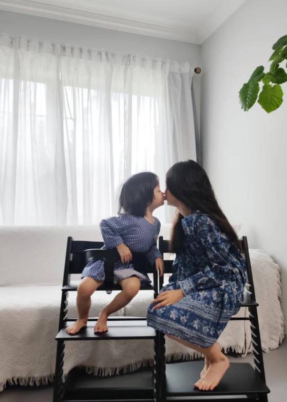 张梓琳带俩女儿坐绿皮火车吃泡面,胖妹腿好长,身高与年龄太不符_孩子