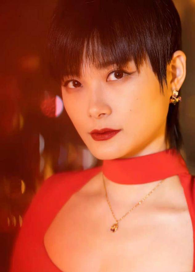 李宇春突然好有女人味!