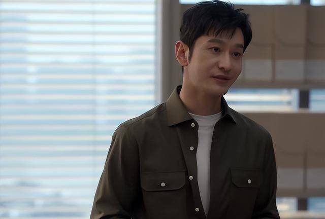 而且黄晓明的表演也特别自然,看似不经意,但听到别人嘲讽女主年纪之时