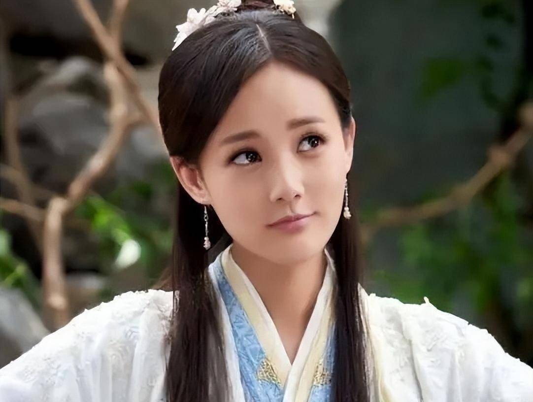 33岁李一桐跟小7岁毕雯珺恋情曝光,在横店同居?