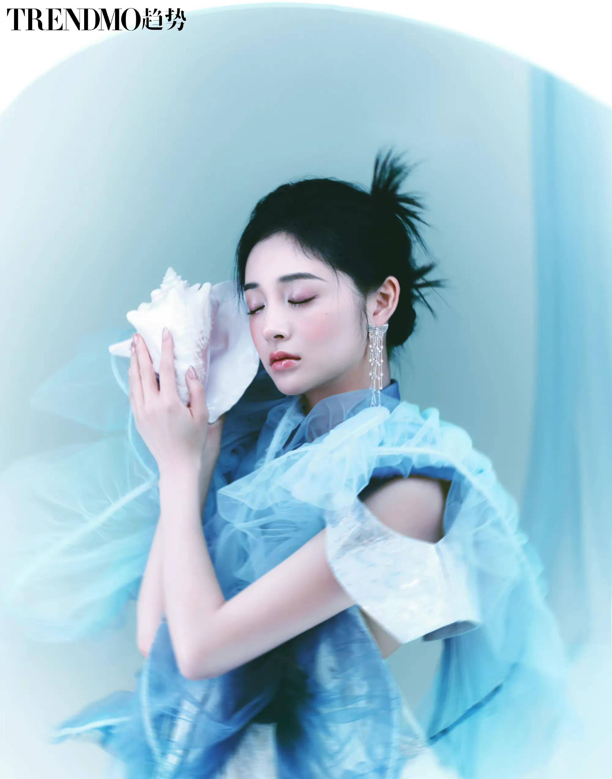 周洁琼飞雪氛围感大片 清冷优雅 又纯又欲_水晶_白色_蓝色