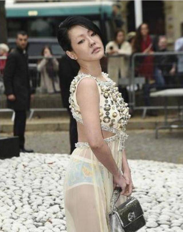 在时装周穿透视装秀出新花样,简直辣眼睛!_穿着_感觉_明星