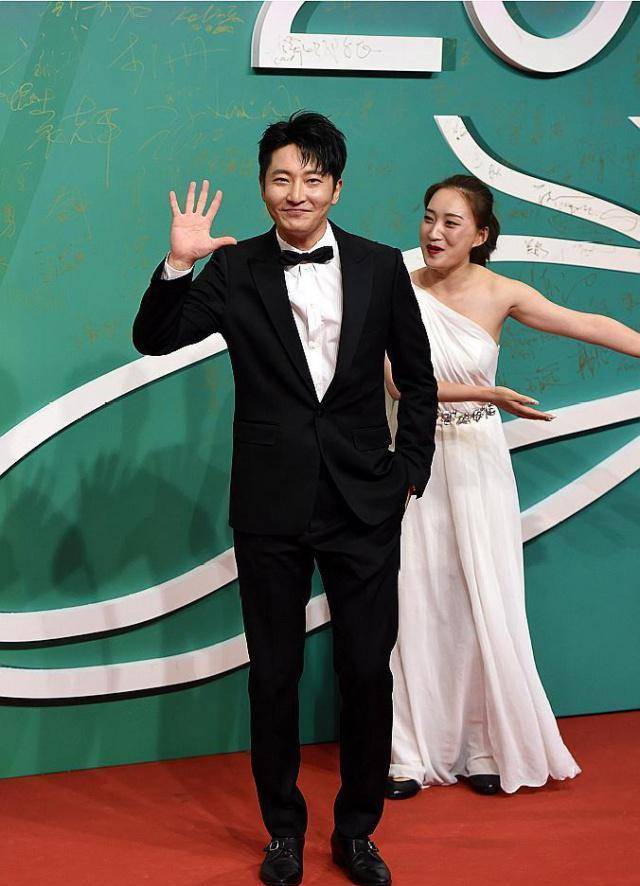 老大高鑫也终于强势一回,直接坐在了导演的大腿上,郭京飞和姚晨则依偎