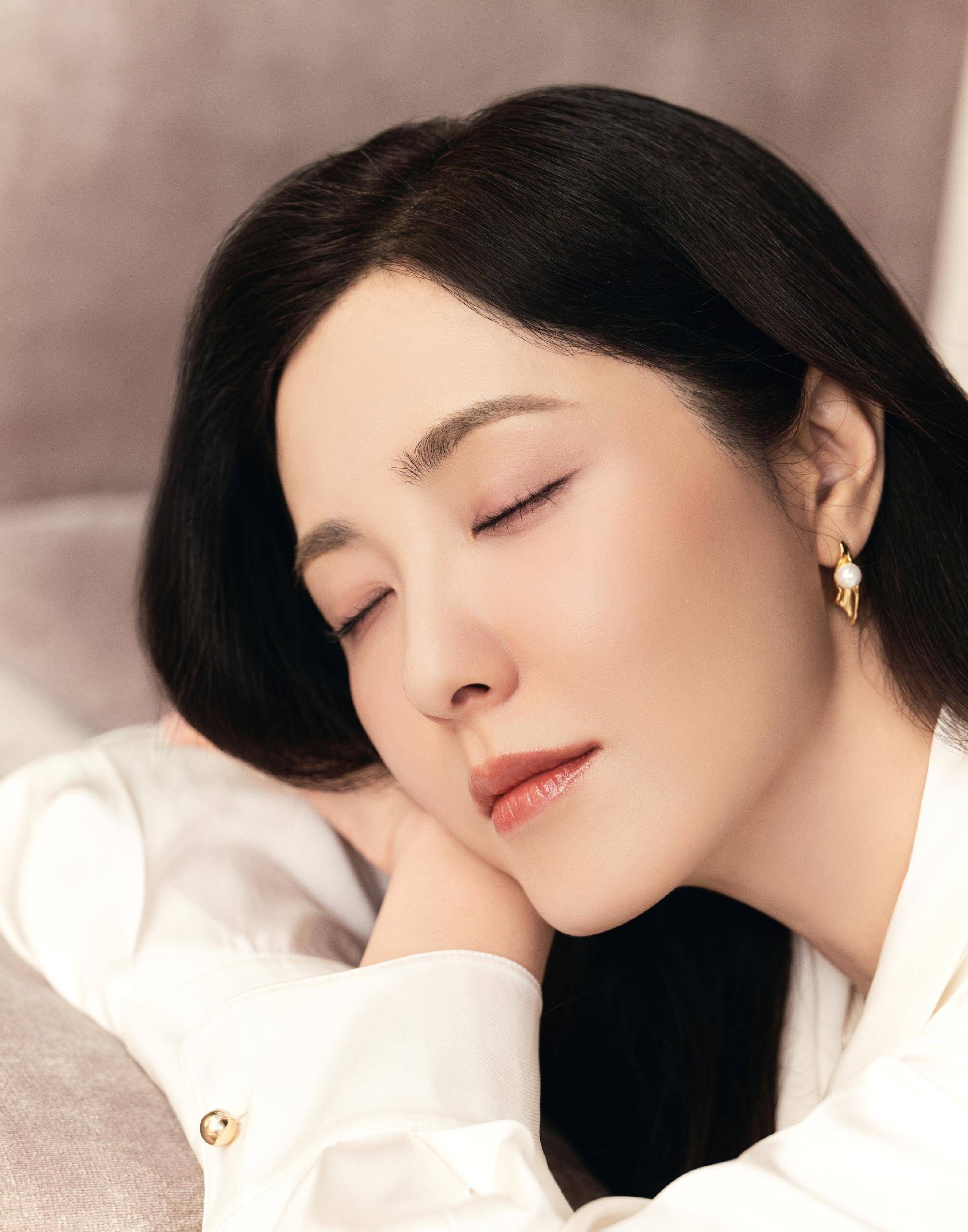 曾黎纯白穿搭素色写真,干净温柔的如同一朵雪莲花!