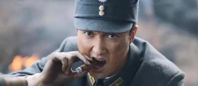 更狗血的是,高伟光饰演的郭勋魁,竟然在战火连天的指挥部抽雪茄,喝