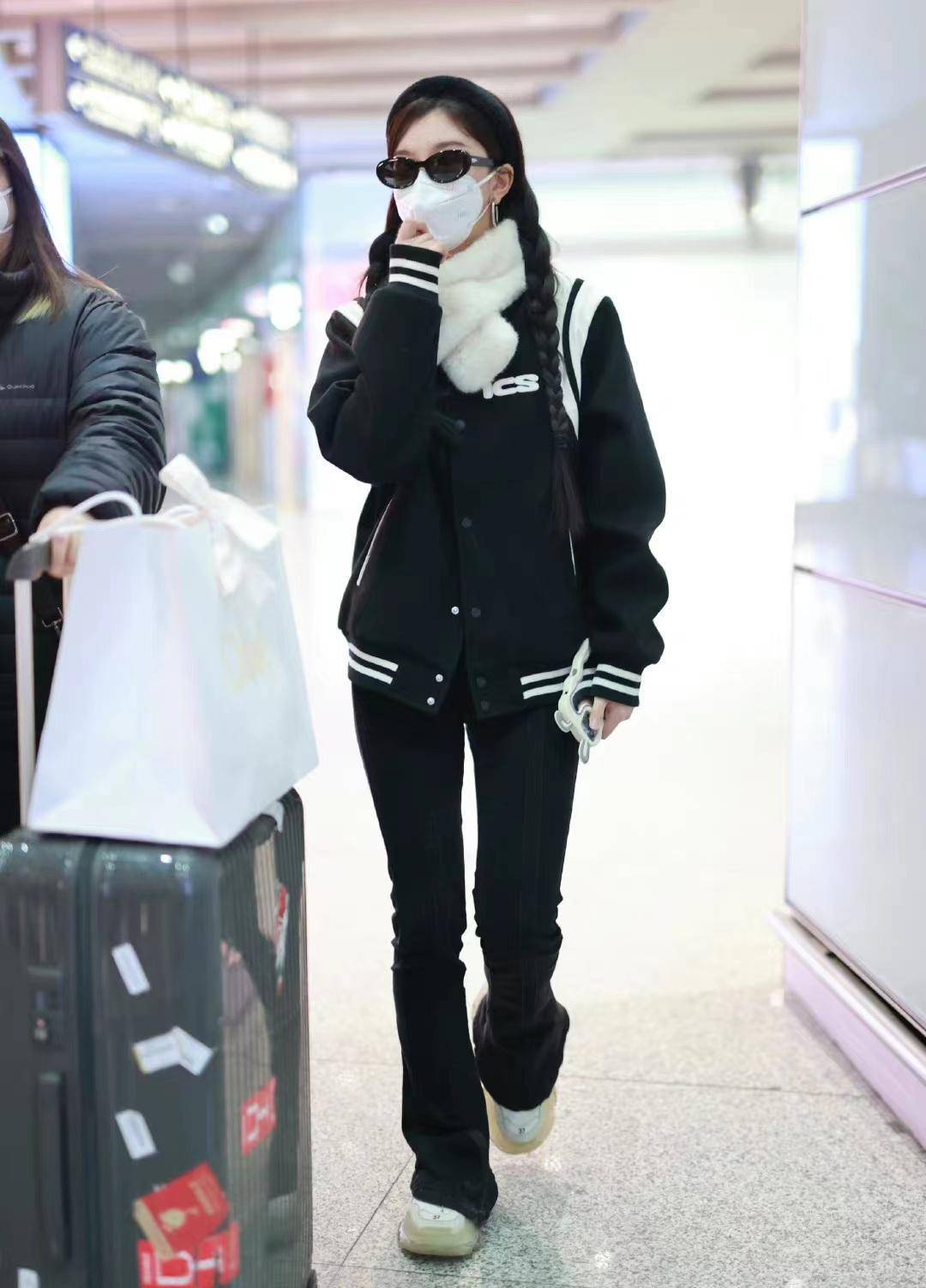 下半身,孔雪儿选择了黑色直筒牛仔裤.黑色本身就有显瘦的功效.