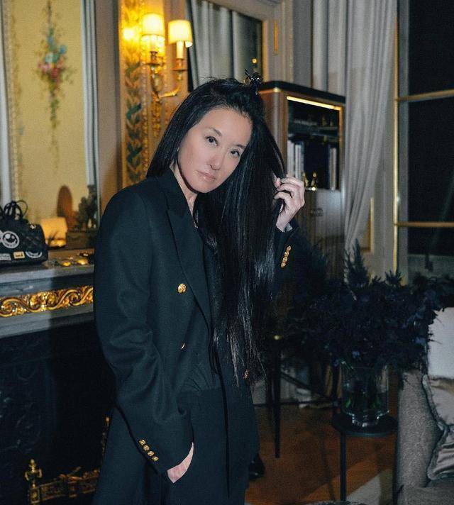 "婚纱女王"王薇薇:身家几十亿,71岁仍似少女,交往小36岁男友_verawang