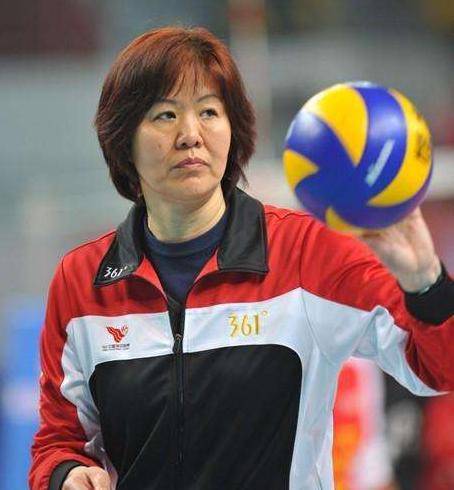 特别是女儿出生之后,郎平忙着打球,白帆需要一个人照顾孩子,两个人的