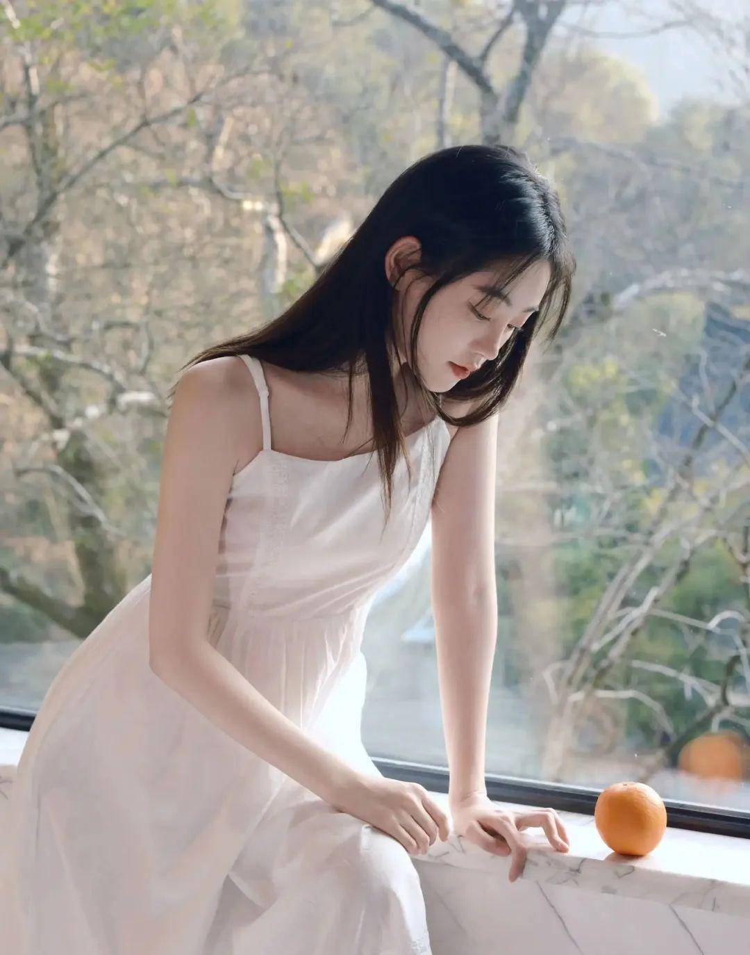 祝绪丹白色抹身材吊带裙纯欲写真,肤白胜雪温柔甜美,浪漫少女气息