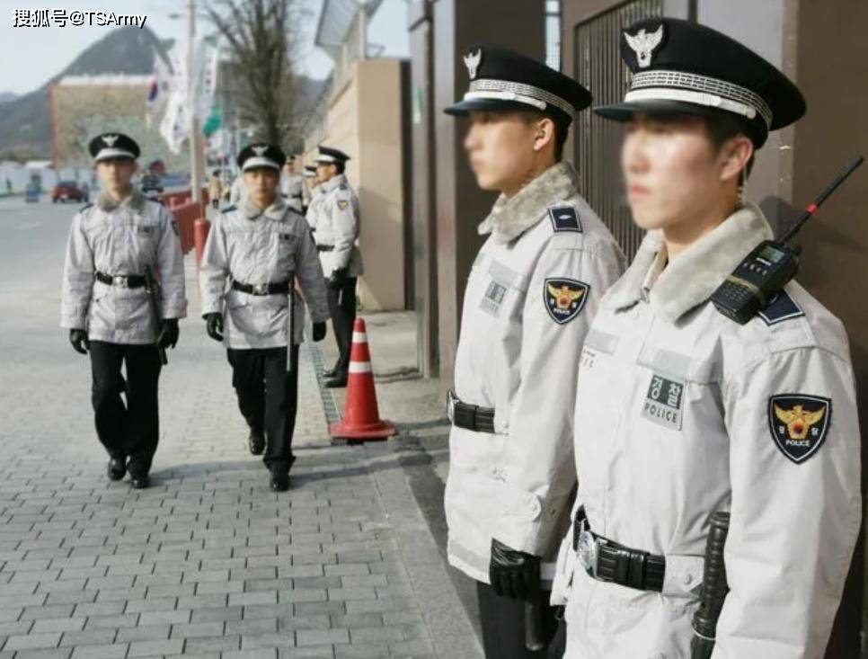 盘点世界不同国家的警察大檐帽,德国的还是那么大气_黑色_款式_帽子