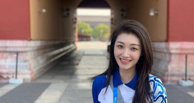 央视主持人大赛镜头隐藏中传4朵小花,换下职业装,满满青春气息_迟茜