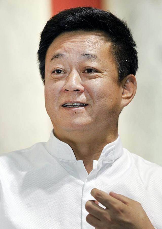 央视接班朱军的人找到了?32岁登春晚,小尼小撒都不如他?