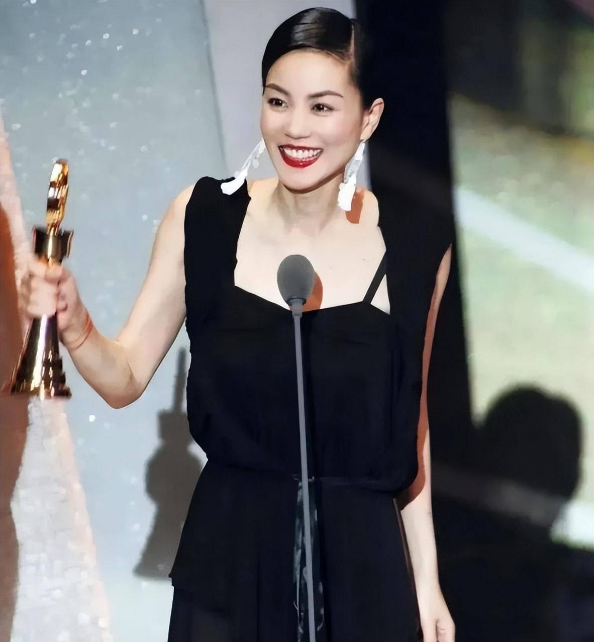 王菲的穿衣看着低调,雪纺裙薄透感十足,细长白腿藏不住了_裙子_女性