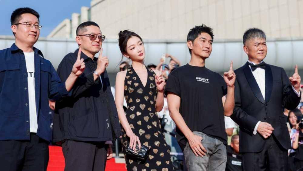 杨幂偷瞄魏大勋,赵丽颖失奖黑脸,根本掩饰_明星_竞争_行为