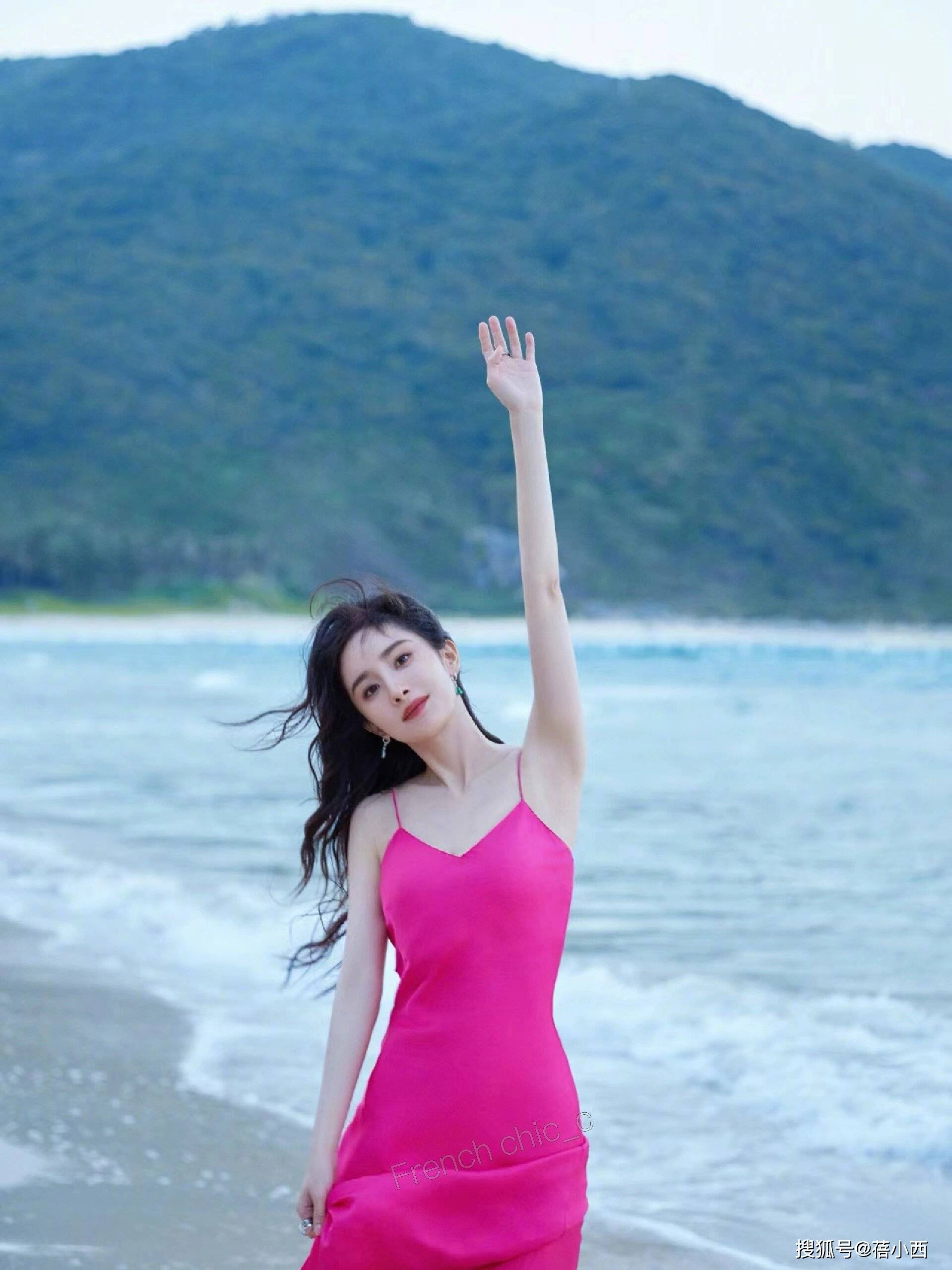 杨幂在海边带火了一种新中式穿法:宋锦 吊带睡裙,美艳又高级_时尚